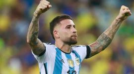 Nicolás Otamendi festeja con la selección de Argentina.