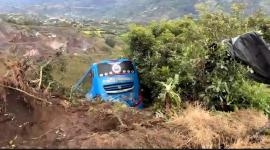 Un bus de pasajeros cayó en un barranco en Pelileo.
