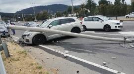 Un vehículo chocó contra un poste y ocasionó el cierre del paso lateral de la Ruta Viva.