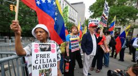 Partidarios de Maduro queman banderas de EEUU e Israel en Caracas
