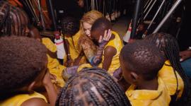 Shakira promete mantener el contacto con niños de Uganda