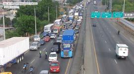 Fuerte congestión vehicular se registró en la vía Perimetral por un choque múltiple.