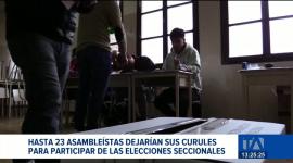 Según el marco legal obliga a los legisladores a dejar formalmente sus cargos antes de concretar la inscripción de sus candidaturas. Un reportaje de María Gracia Chacón