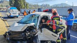 Dos vehículos chocaron en la Autopista General Rumiñahui.