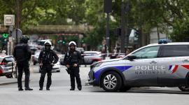 La policía francesa detuvo a un hombre tras agredir con dos cuchillos a tres mujeres en París.