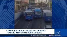 La imprudente maniobra de un conductor de transporte público fue grabada por ciudadanos mientras transitaba a contramano por una vía exclusiva. Un reportaje de Gustavo Jaramillo