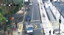 Un vehículo tipo SUV y una motocicleta chocaron en la avenida 6 de Diciembre y Patria.
