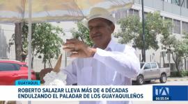 Con cuatro décadas recorriendo las calles del Puerto Principal, Roberto representa la resiliencia y tradición de los trabajadores independientes. Un reportaje de Ricardo Cruzatty