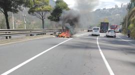 Un vehículo se incendió en el sector de Lumbisí, este lunes 27 de julio de 2026.