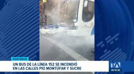 Un bus fue consumido por las llamas en pleno casco comercial de Guayaquil. La emergencia no dejó víctimas fatales. Un reportaje de Camila Guevara