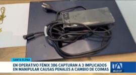 El Ministerio del Interior confirmó la aprehensión de tres personas acusadas de cobrar hasta USD 15 mil por torcer procesos judiciales en Santa Elena. Un reportaje de Catalina García