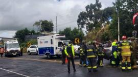 Personal de emergencia atendió a los afectados y realizó los levantamientos de los cuerpos tras siniestro en Carchi.