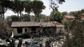 Miles de personas evacuadas regresan a sus hogares tras los incendios.