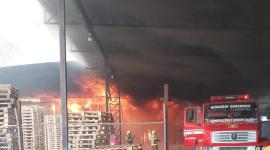 Trabajadores se salvan de voraz incendio en una bodega industrial de Durán