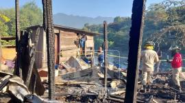 Bomberos atienden incendio que deja seis víctimas mortales en San Pedro Sula.