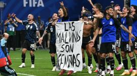 Jugadores de Argentina muestran bandera sobre las islas Malvinas tras la victoria ante Ingleterra en el Mundial 2026.