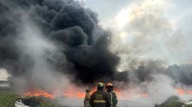 El Cuerpo de Bomberos de Guayaquil combate un incendio en un terreno con desechos en Guayaquil.