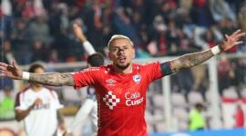 Carlos Garcés celebra uno de los dos tantos que anotó en la Sudamericana