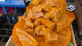 Quién diría que una golosina de mercado es, en realidad, un manjar de sal antiguo. Descubrimos por qué este plato frío, hecho con orejas, cuero y patas de cerdo se convirtió en protagonista de antiguos trueques y hoy brilla en las mesas más exigentes.