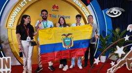 Un grupo de universitarios viajó a la capital tecnológica de China para competir contra representantes de más de cuarenta países en un exigente torneo global.  Seguimos de cerca a esta selección nacional en Shenzhen para demostrar que el talento ecuatoriano también brilla en el terreno de la innovación.