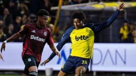 Los ecuatorianos Kevin Rodríguez y John Mercado en un partido con sus equipos.