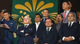 Gianni Infantino, presidente de la FIFA, junto a dirigente mexicanos.
