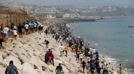 Militares refuerzan la seguridad en Ceuta tras la llegada masiva de migrantes.