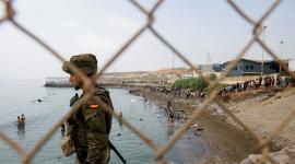 Miles de personas cruzaron desde Marruecos al enclave español de Ceuta.