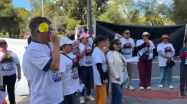 Plantón de familiares y amigos de Lizeth Bunshi en exteriores de la Fiscalía General del Estado.