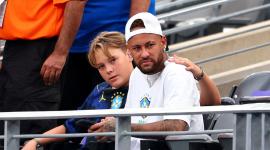 Estadio New York New Jersey, East Rutherford, Nueva Jersey, EE. UU. - 5 de julio de 2026. Neymar, de Brasil, aparece con su hijo Davi Lucca tras el partido.