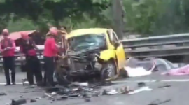 Tragedia en Esmeraldas taxi choca con furgoneta que transportaba estudiantes