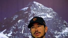 Nirmal Purja habla durante una conferencia de prensa después de escalar seis montañas, incluido el Monte Everest