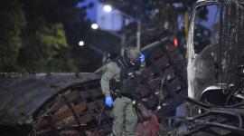 Un agente de policía inspecciona los restos de un camión tras la explosión de un coche bomba cerca de una comisaría en Cúcuta, Colombia, el 1 de agosto de 2026.