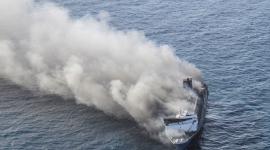 Buque de pasajeros Mutiara Sentosa 2 incendiándose en aguas cercanas a la isla de Madura, en Java Oriental, el 2 de agosto de 2026.