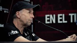El DT Gustavo Alvarez en la última conferencia de prensa previa al juego ante Delfín.
