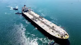 Un buque petroleo chino en el estrecho de Ormuz.