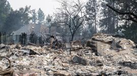 Los escombros de una vivienda incendiada aún humean en el barrio de Balboa, en Spokane, Washington, el 2 de agosto de 2026.