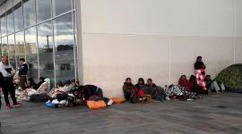 Ciudadanos duermen en carpas para conseguir un turno para la licencia en Quito