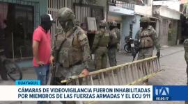 En un operativo ejecutado en el sur de Guayaquil, personal militar y técnicos del ECU 911 desmontaron cámaras de videovigilancia instalados por bandas delictivas. Un reportaje de Paula Kuhn