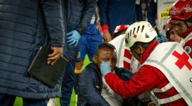 Juan Carlos León, entrenador de Delfín, afectado por el gas en el estadio Rodrigo Paz Delgado.