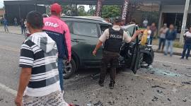Bomberos usaron equipo hidráulico para el rescate en la vía Santo Domingo - La Concordia