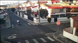 Cámara de seguridad captó el momento en que dos sospechosos se movilizaban por el sector de La Luz.