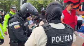 Unidades policiales ejecutan un operativo en el mercado de La Cuadras, al sur de Quito.