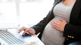 Reforma laboral en Ecuador: Licencias de maternidad subirían a 24 semanas y paternidad a 30 días