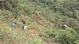 Un bus de pasajeros se volcó hacia un barranco en el cantón Palanda, de la provincia de Zamora Chinchipe.