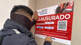 La AMC clausuró dos casas de citas clandestinas que operaban en Quito.