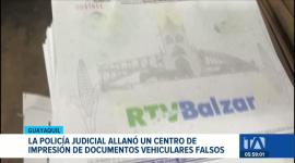 Agentes de la Policía Nacional e inspectores intervinieron una imprenta en el centro de Guayaquil donde se elaboraban documentos vehiculares falsos. Un reportaje de Camila Guevara