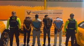 Fotografía de los ciudadanos aprehendidos por la Policía tras neutralizar el vehículo robado. Foto: Policía Nacional