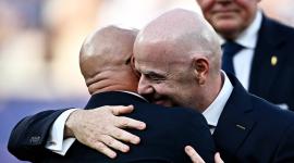 El seleccionador de España, Luis de la Fuente, abraza al presidente de la FIFA, Gianni Infantino, al recibir su medalla de campeón durante la ceremonia de entrega del trofeo.