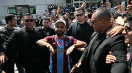 El delantero egipcio Mohamed Salah hace un gesto a su llegada al aeropuerto Atatürk de Estambul para completar su traspaso al club de fútbol turco Trabzonspor, en Estambul, el 5 de agosto de 2026